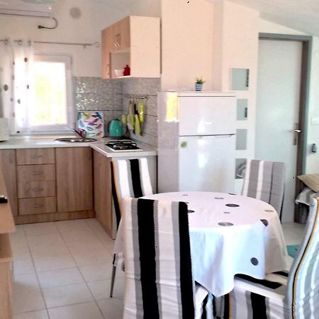 Apartment Kamelia Vir Esterno foto