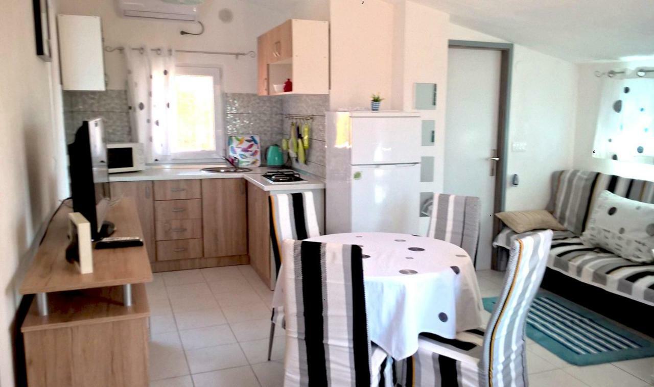 Apartment Kamelia Vir Esterno foto